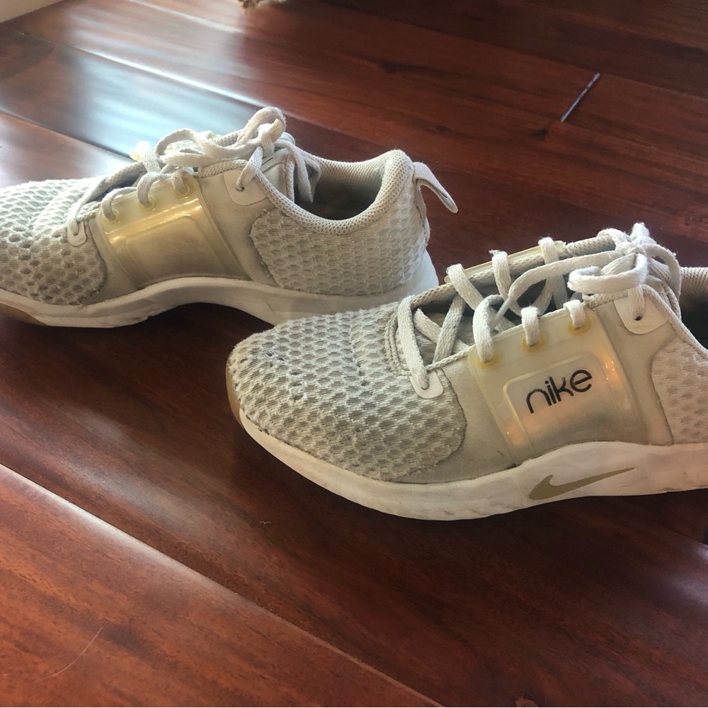 White Nike air renew sneakers